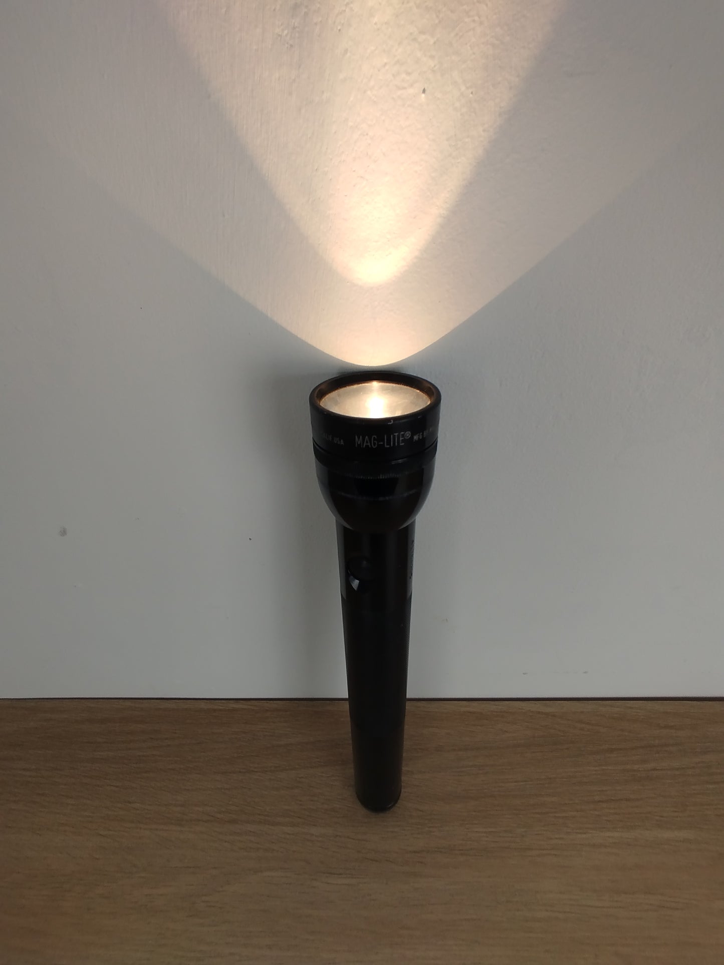 Torcia MAG-LITE MF6 By Mag Instrument Ontario California USA Concerto + Batterie