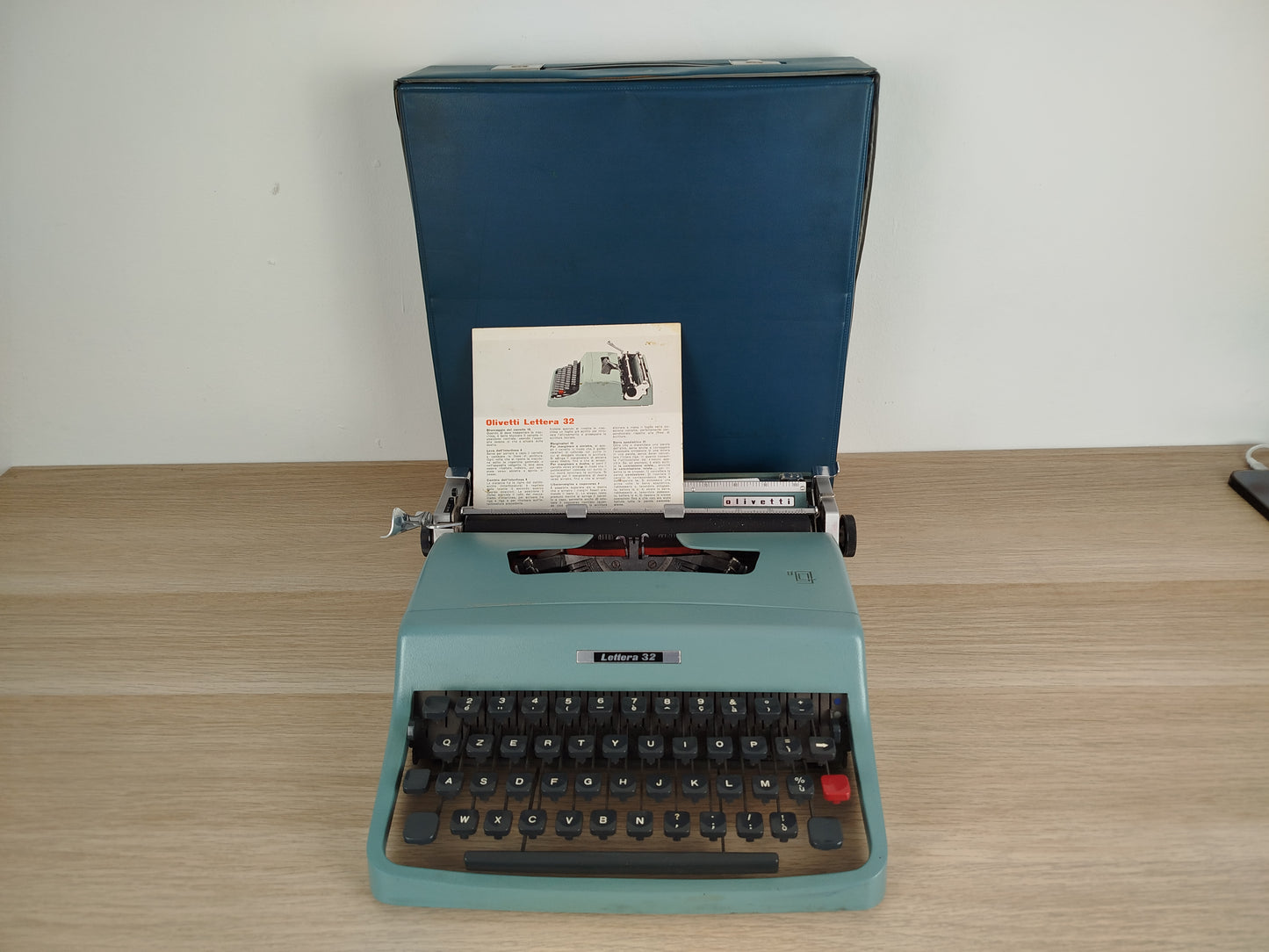 Macchina Da Scrivere Olivetti Lettera 32 Azzurra Vintage Epoca Anni 60 Design