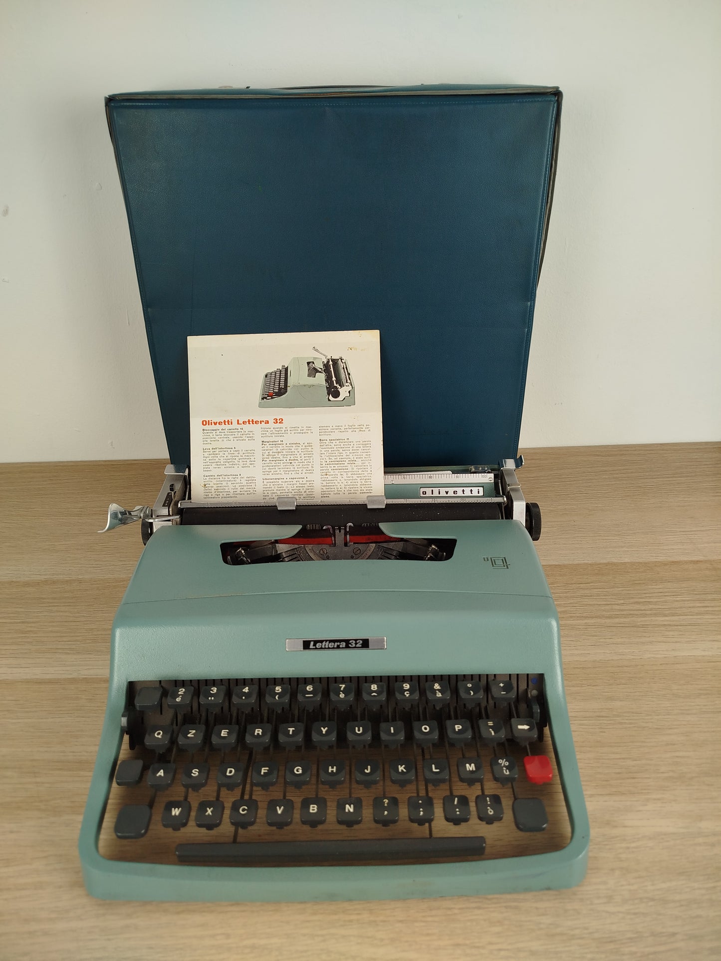 Macchina Da Scrivere Olivetti Lettera 32 Azzurra Vintage Epoca Anni 60 Design