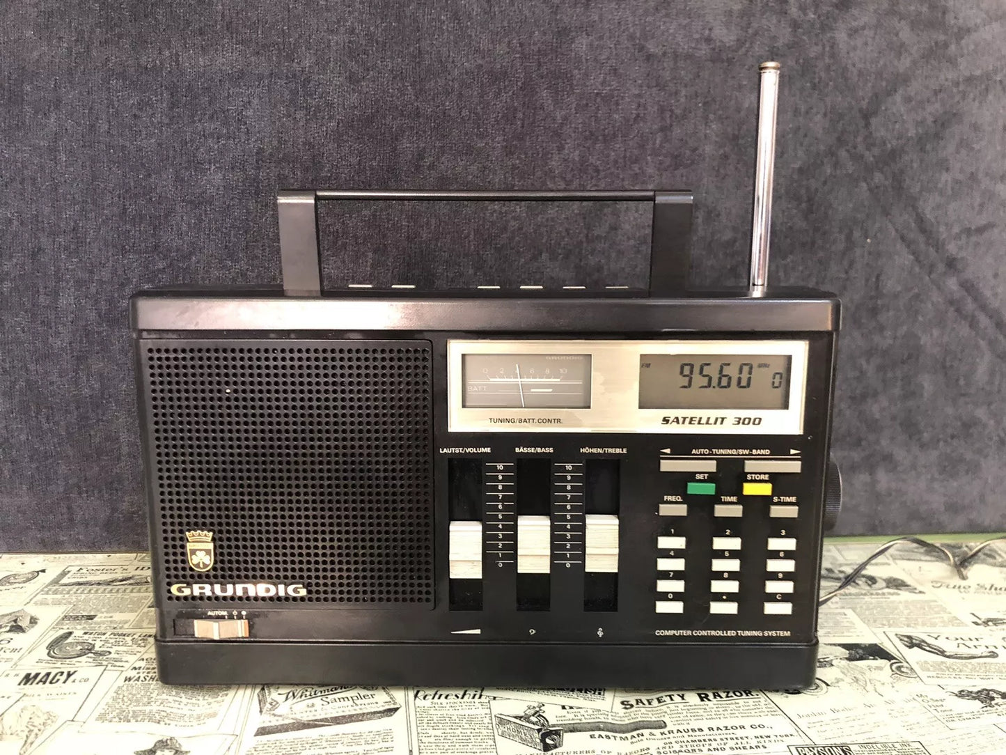 Radio World Grundig Satellit 300 Ricevitore FM MW SW LW Germania Vintage Anni 80