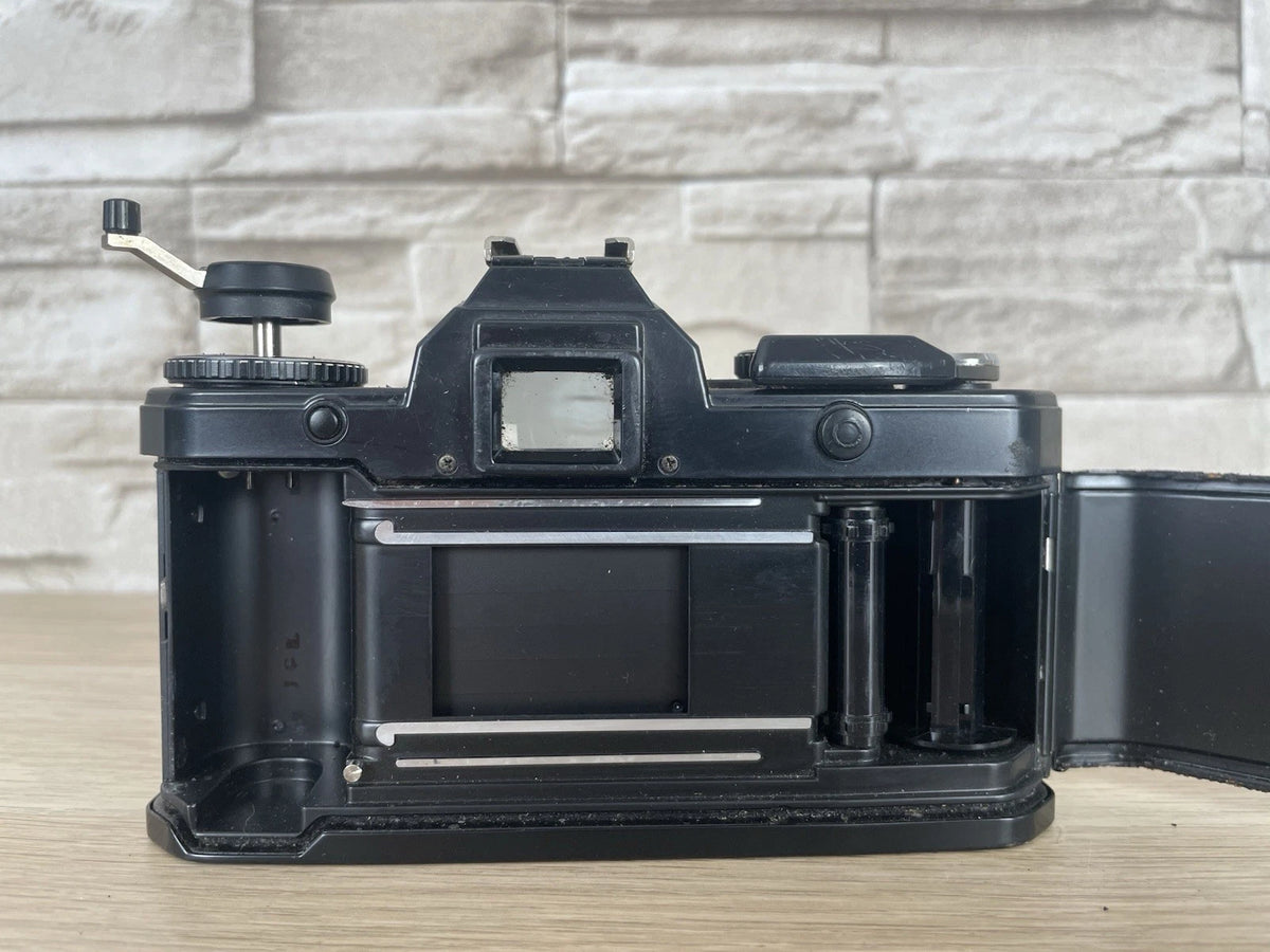 Fotocamera Yashica FX-D Quartz Solo Corpo Macchina Per Pezzi di Ricambio Nera