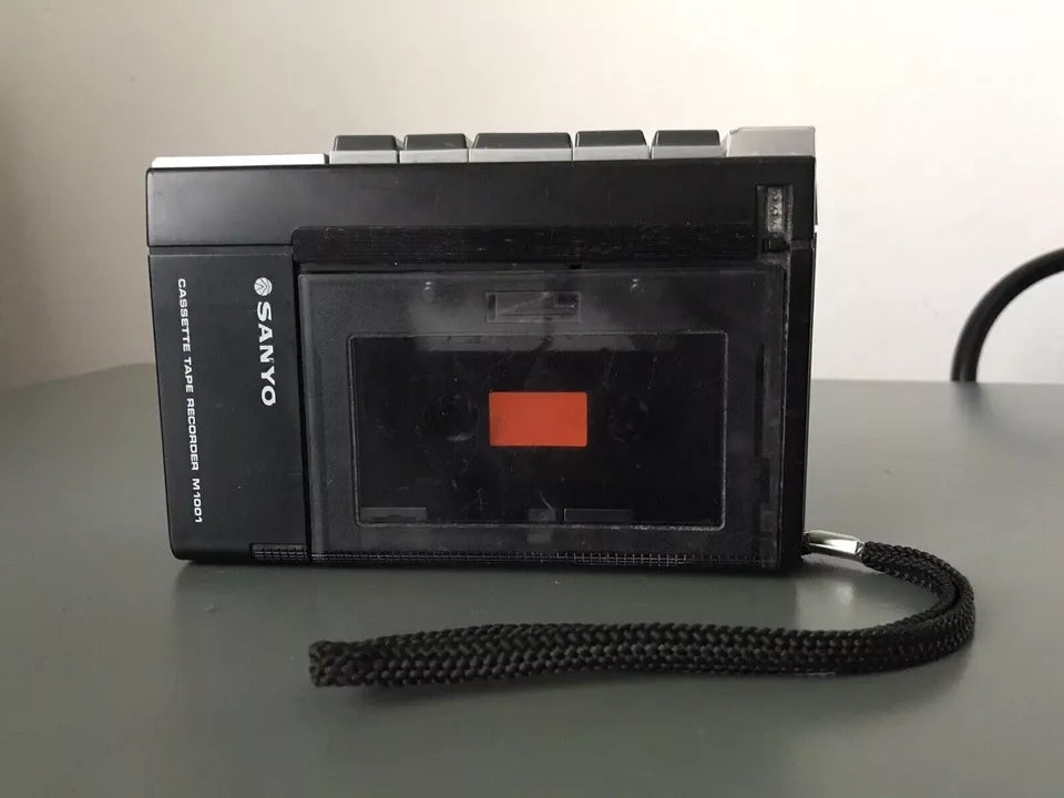 Registratore Portatile Sanyo M-1001 Vintage Epoca Musicassette non funzionante per pezzi di ricambio