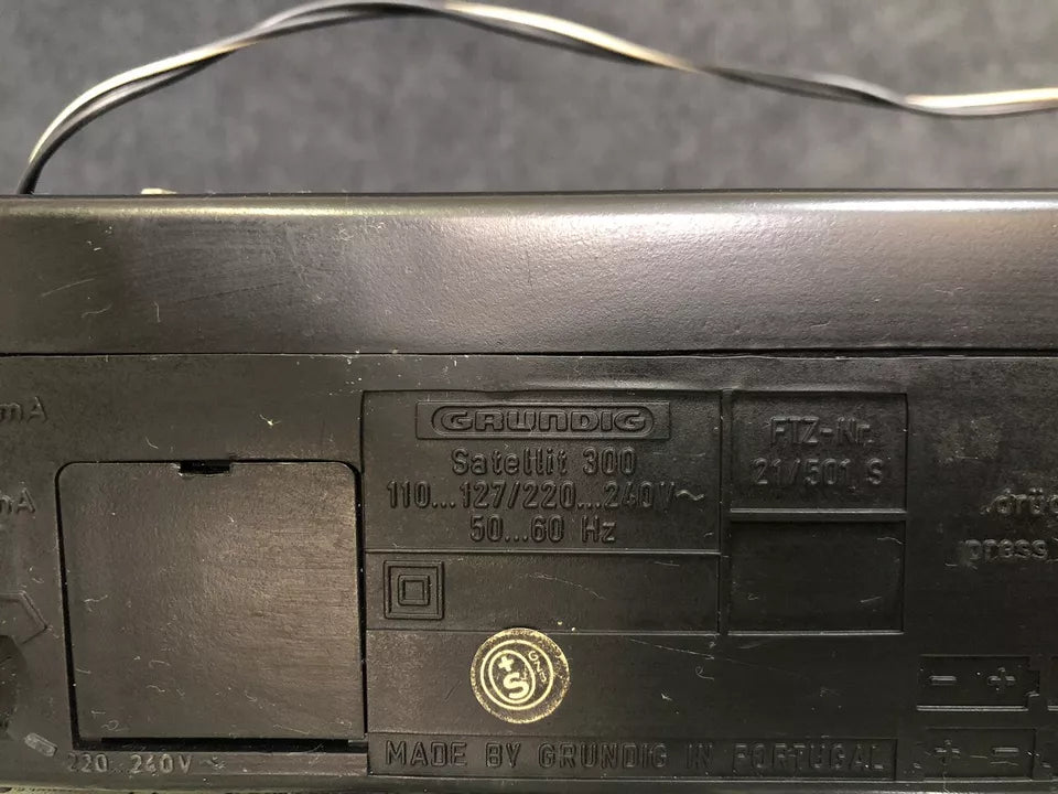 Radio World Grundig Satellit 300 Ricevitore FM MW SW LW Germania Vintage Anni 80