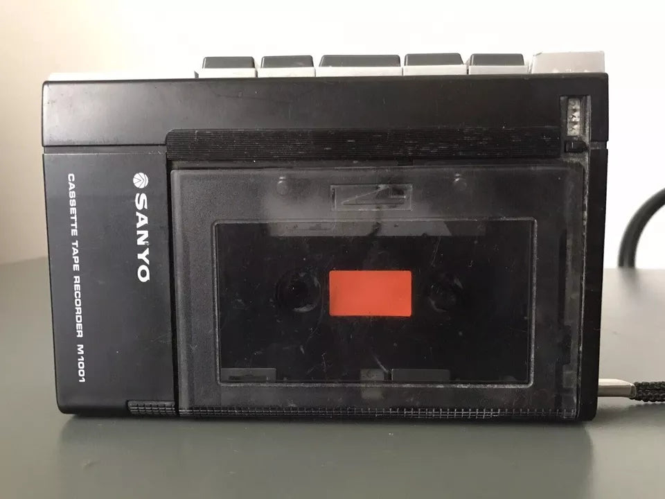 Registratore Portatile Sanyo M-1001 Vintage Epoca Musicassette non funzionante per pezzi di ricambio