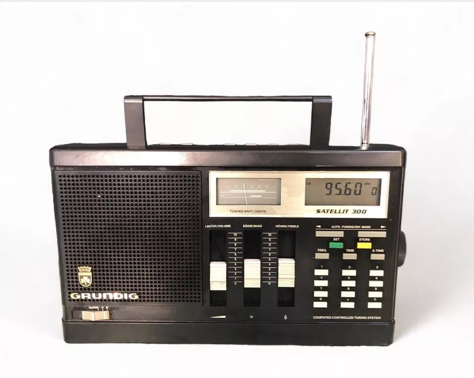 Radio World Grundig Satellit 300 Ricevitore FM MW SW LW Germania Vintage Anni 80