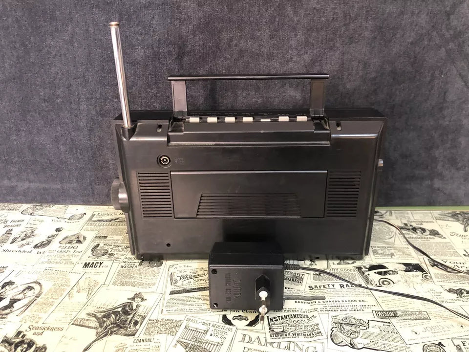 Radio World Grundig Satellit 300 Ricevitore FM MW SW LW Germania Vintage Anni 80
