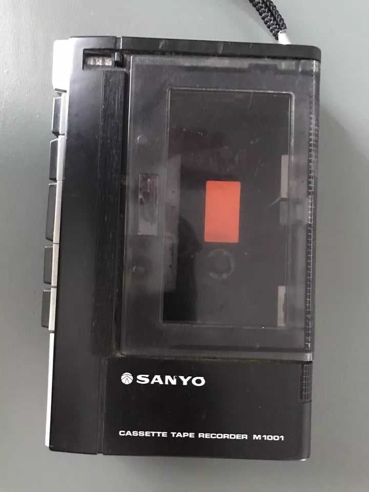 Registratore Portatile Sanyo M-1001 Vintage Epoca Musicassette non funzionante per pezzi di ricambio