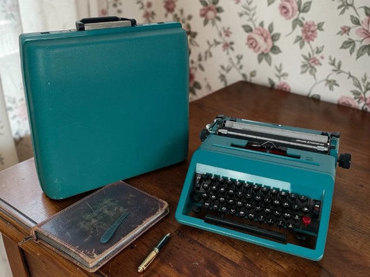 Ettore Sottsass: storia del designer italiano e dei capolavori Olivetti Valentine, Olivetti Studio 45, Tahiti Lamp e Carlton Bookcase