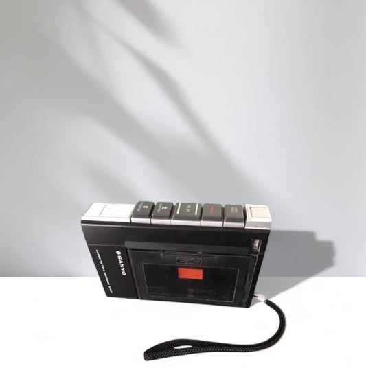 Registratore Portatile Sanyo M-1001 Vintage Epoca Musicassette non funzionante per pezzi di ricambio