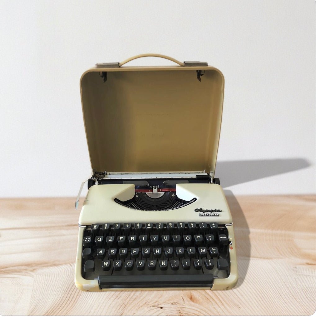 Macchina Da Scrivere Olympia Splendid 66 Vintage Con Custodia Anni 60 Germania