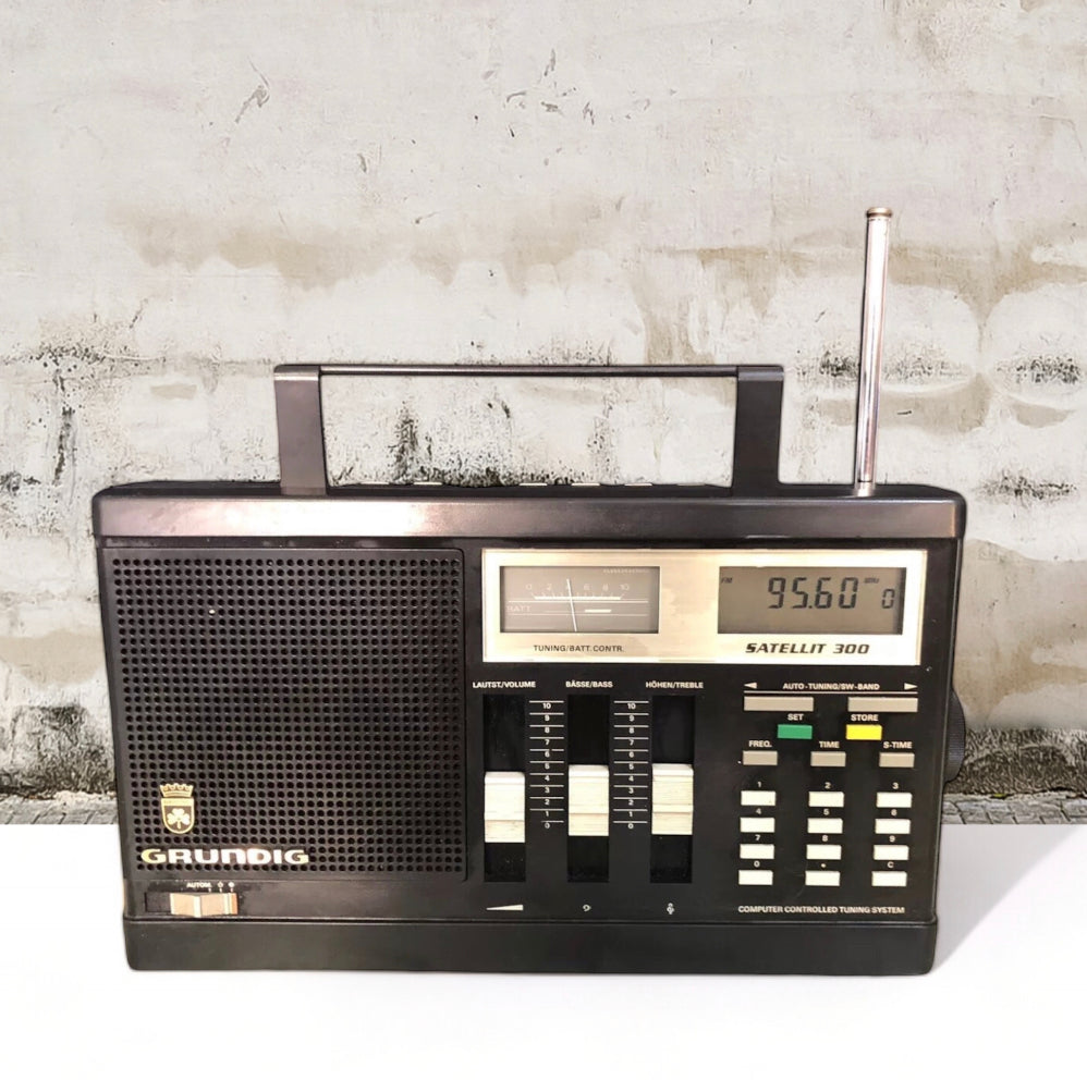 Radio World Grundig Satellit 300 Ricevitore FM MW SW LW Germania Vintage Anni 80