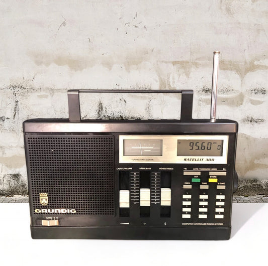 Radio World Grundig Satellit 300 Ricevitore FM MW SW LW Germania Vintage Anni 80