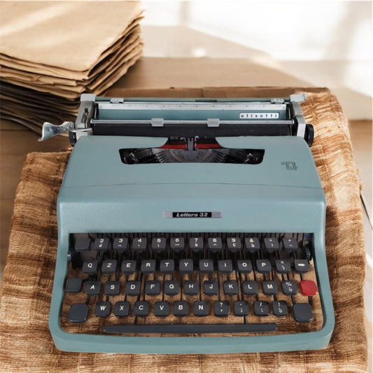 Macchina Da Scrivere Olivetti Lettera 32 Azzurra Vintage Epoca Anni 60 Design
