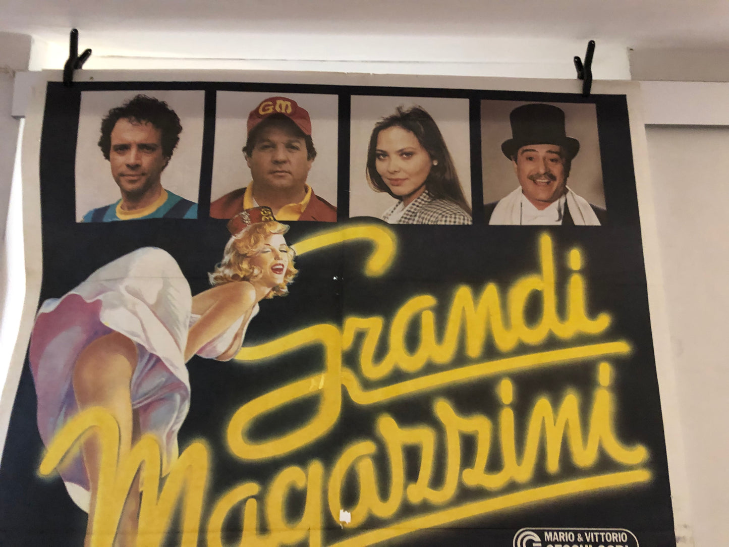 Manifesto Cinema Originale "Grandi Magazzini", Anno 1986, con Villaggio, Banfi, Boldi, misure 140x100