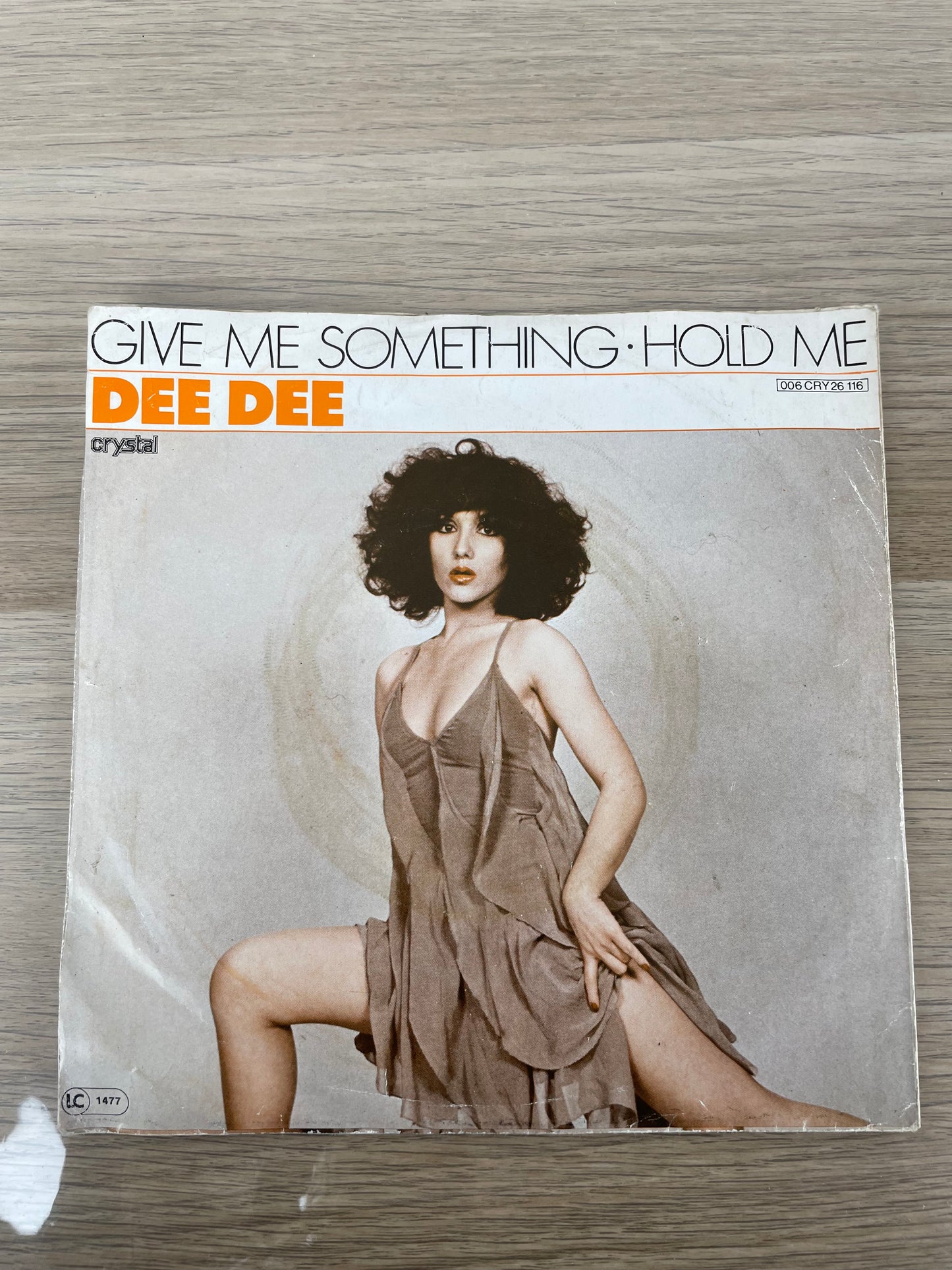 Disco 45 giri vinile Dee Dee Give Me Something Hold Me 1984