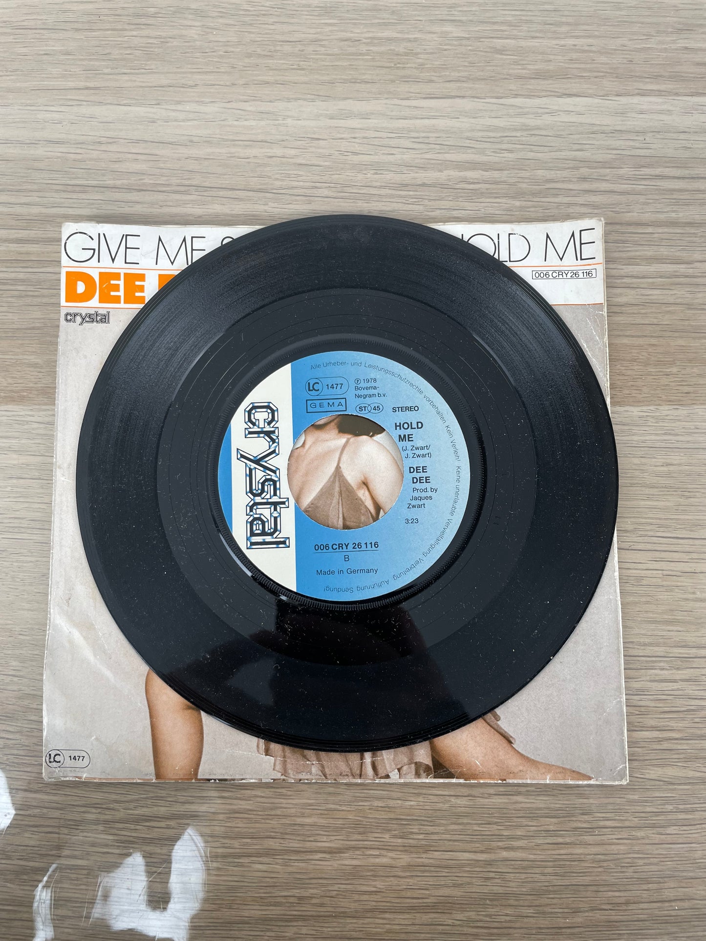 Disco 45 giri vinile Dee Dee Give Me Something Hold Me 1984