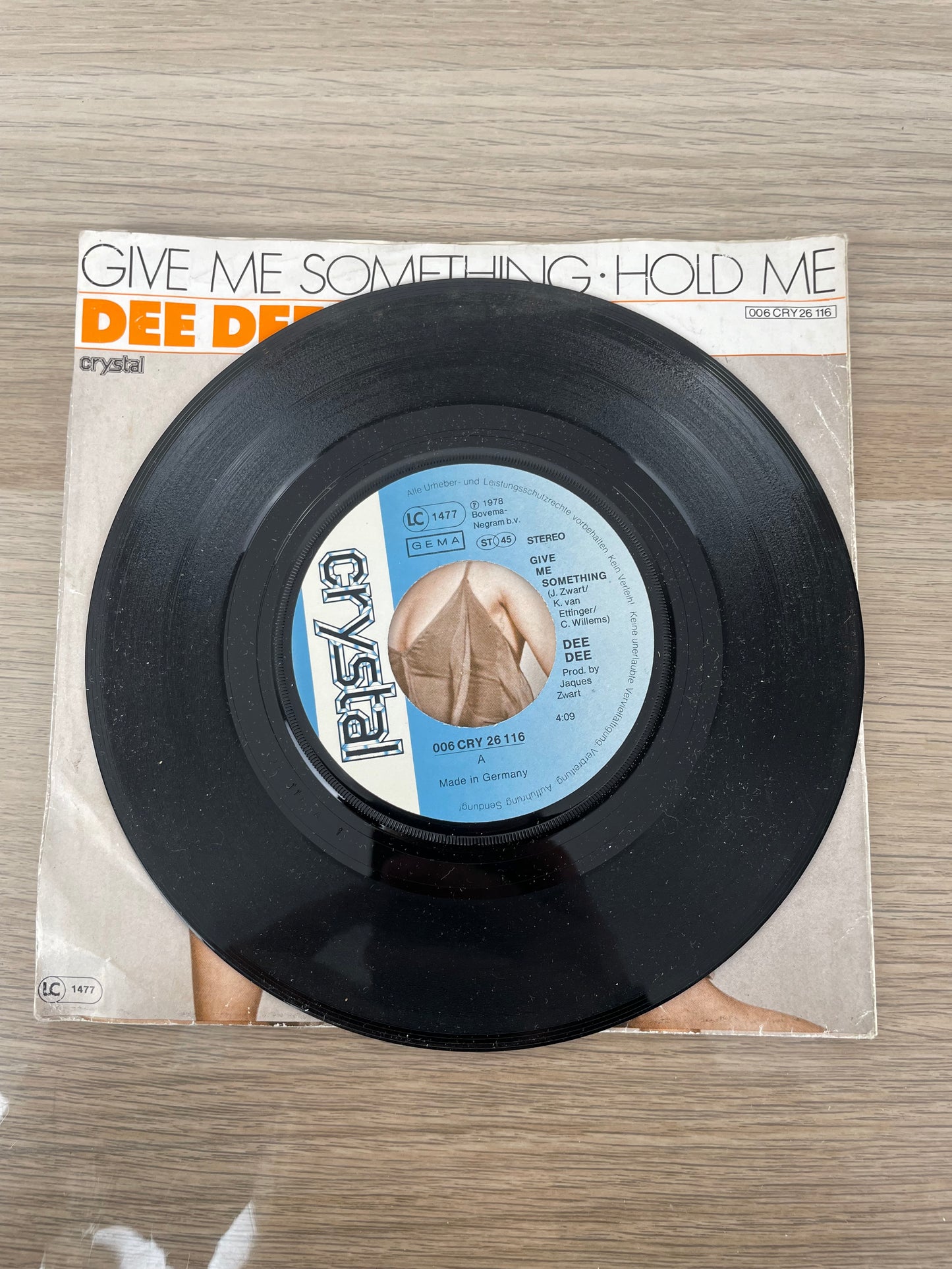 Disco 45 giri vinile Dee Dee Give Me Something Hold Me 1984