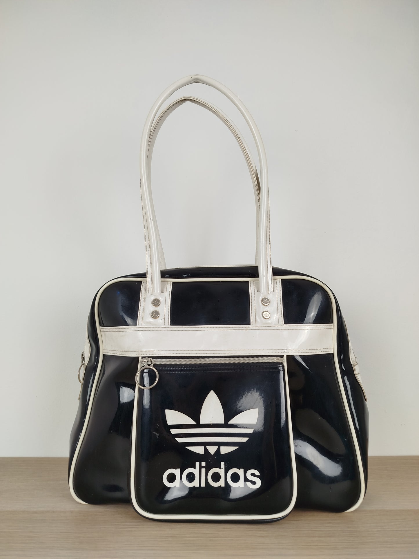 Borsa A Spalla Adidas In Vernice Vintage Anni 90 Nera E Bianca Con Logo Manici