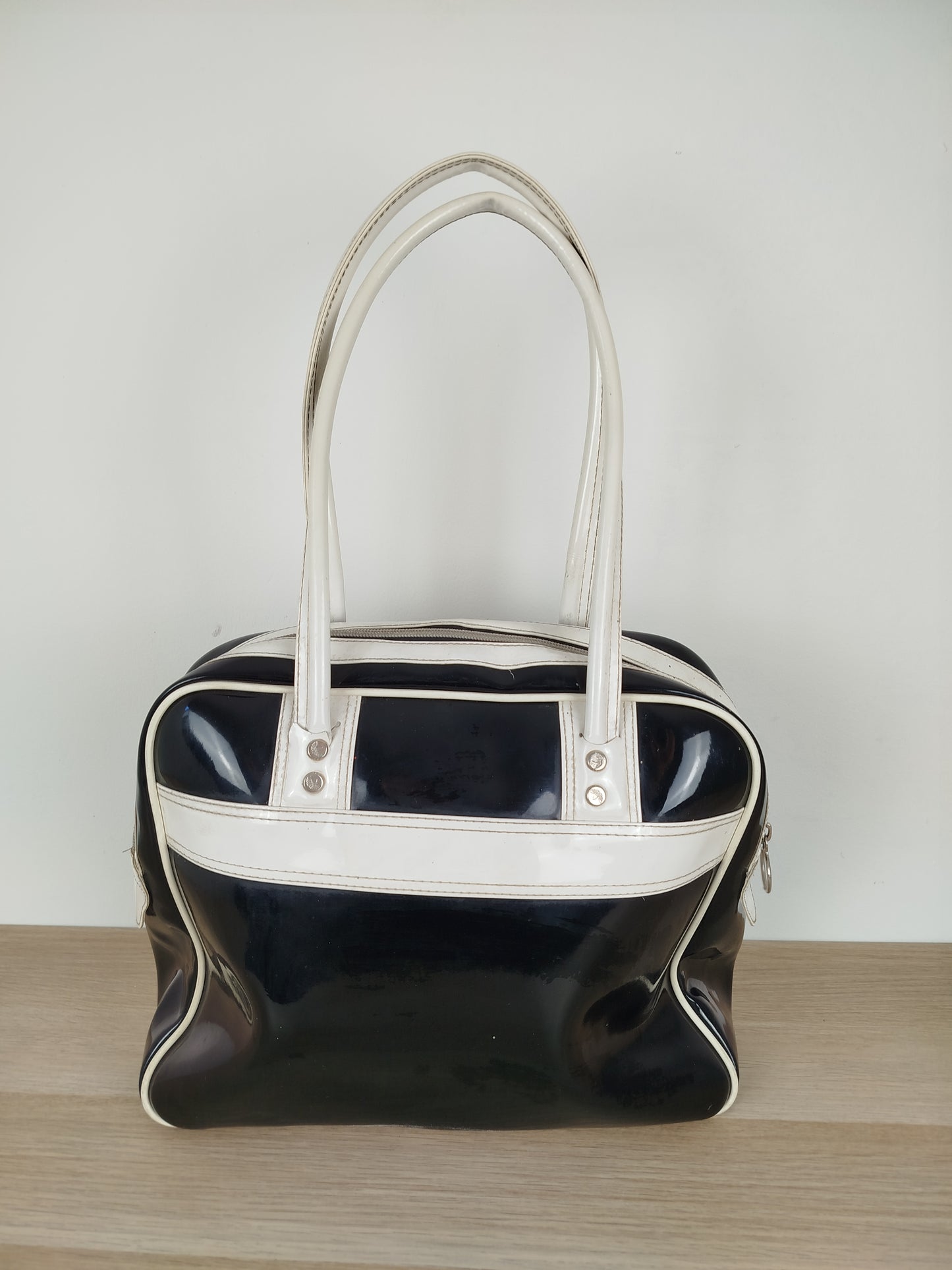 Borsa A Spalla Adidas In Vernice Vintage Anni 90 Nera E Bianca Con Logo Manici