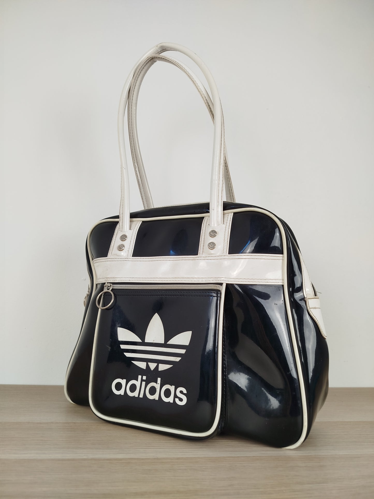 Borsa A Spalla Adidas In Vernice Vintage Anni 90 Nera E Bianca Con Logo Manici