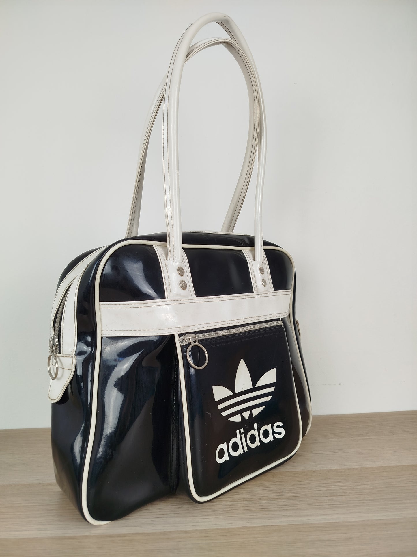 Borsa A Spalla Adidas In Vernice Vintage Anni 90 Nera E Bianca Con Logo Manici