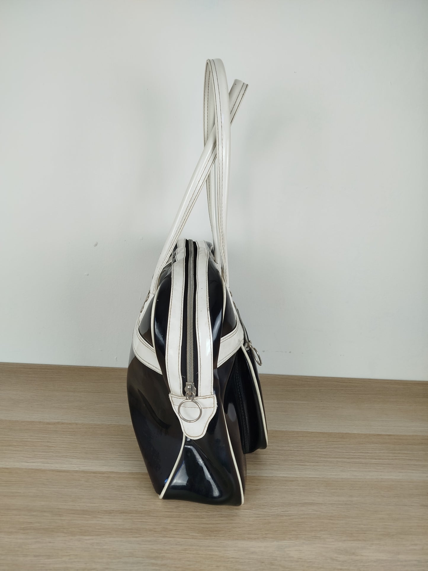 Borsa A Spalla Adidas In Vernice Vintage Anni 90 Nera E Bianca Con Logo Manici