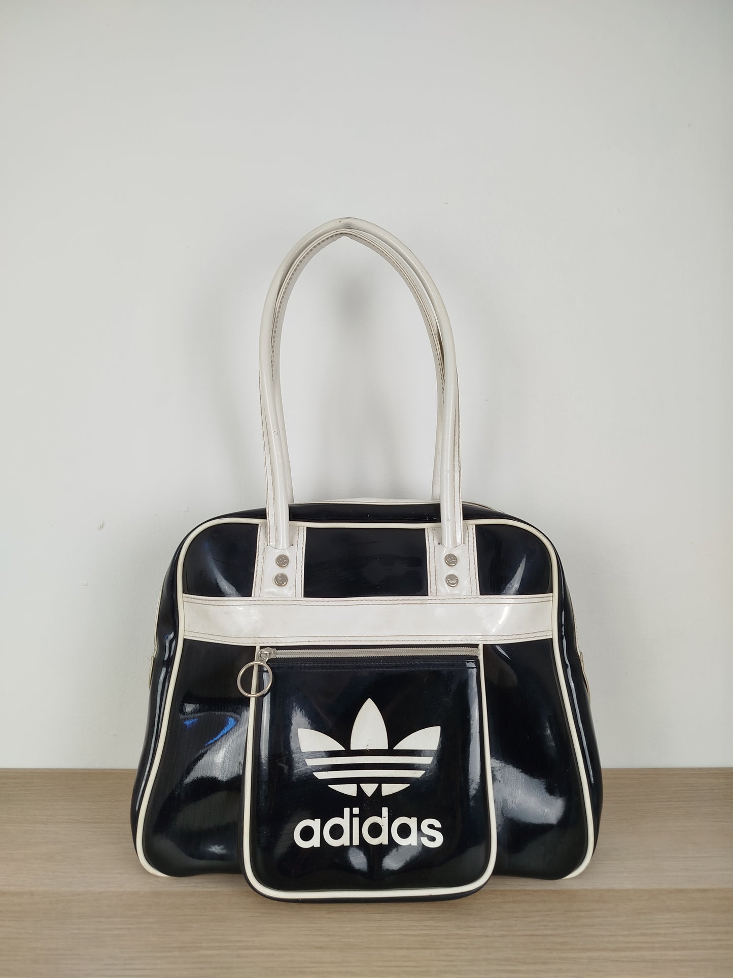 Borsa A Spalla Adidas In Vernice Vintage Anni 90 Nera E Bianca Con Logo Manici