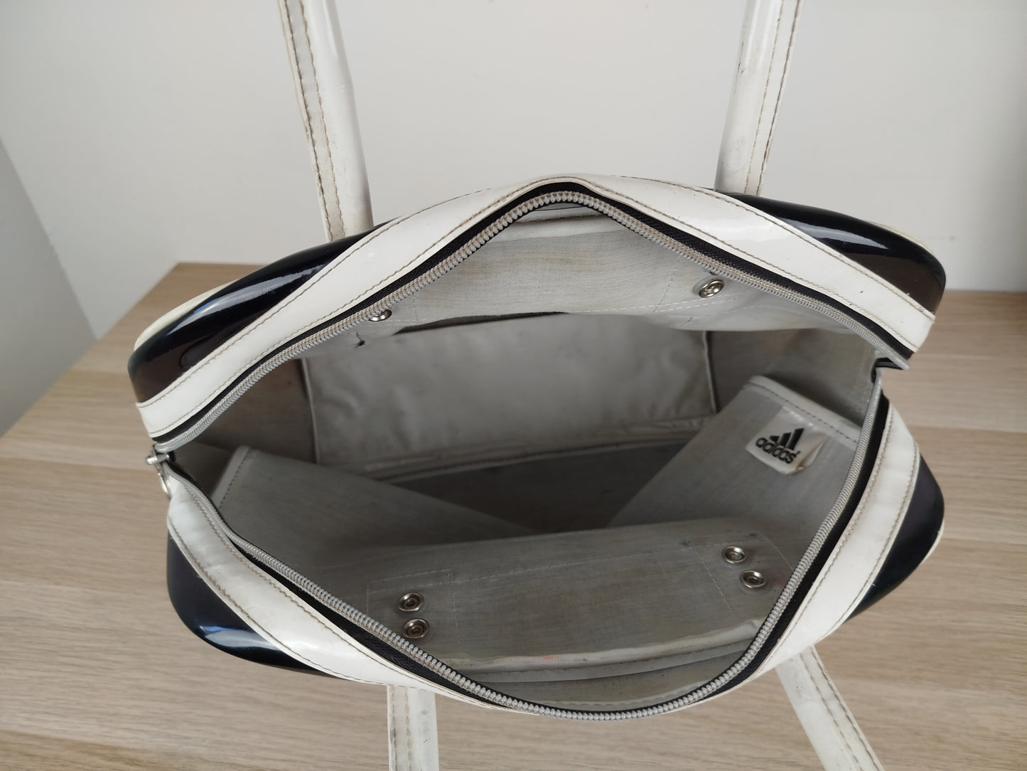 Borsa A Spalla Adidas In Vernice Vintage Anni 90 Nera E Bianca Con Logo Manici