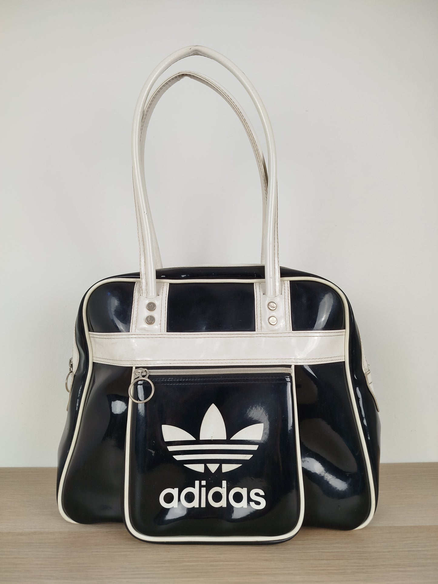Borsa A Spalla Adidas In Vernice Vintage Anni 90 Nera E Bianca Con Logo Manici