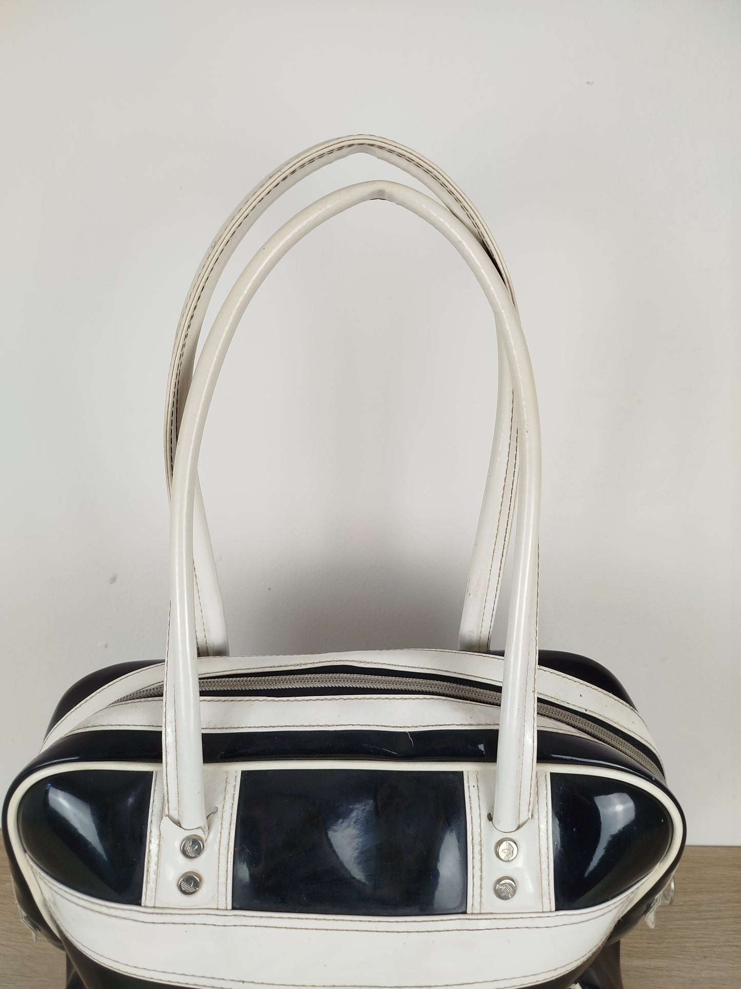 Borsa A Spalla Adidas In Vernice Vintage Anni 90 Nera E Bianca Con Logo Manici