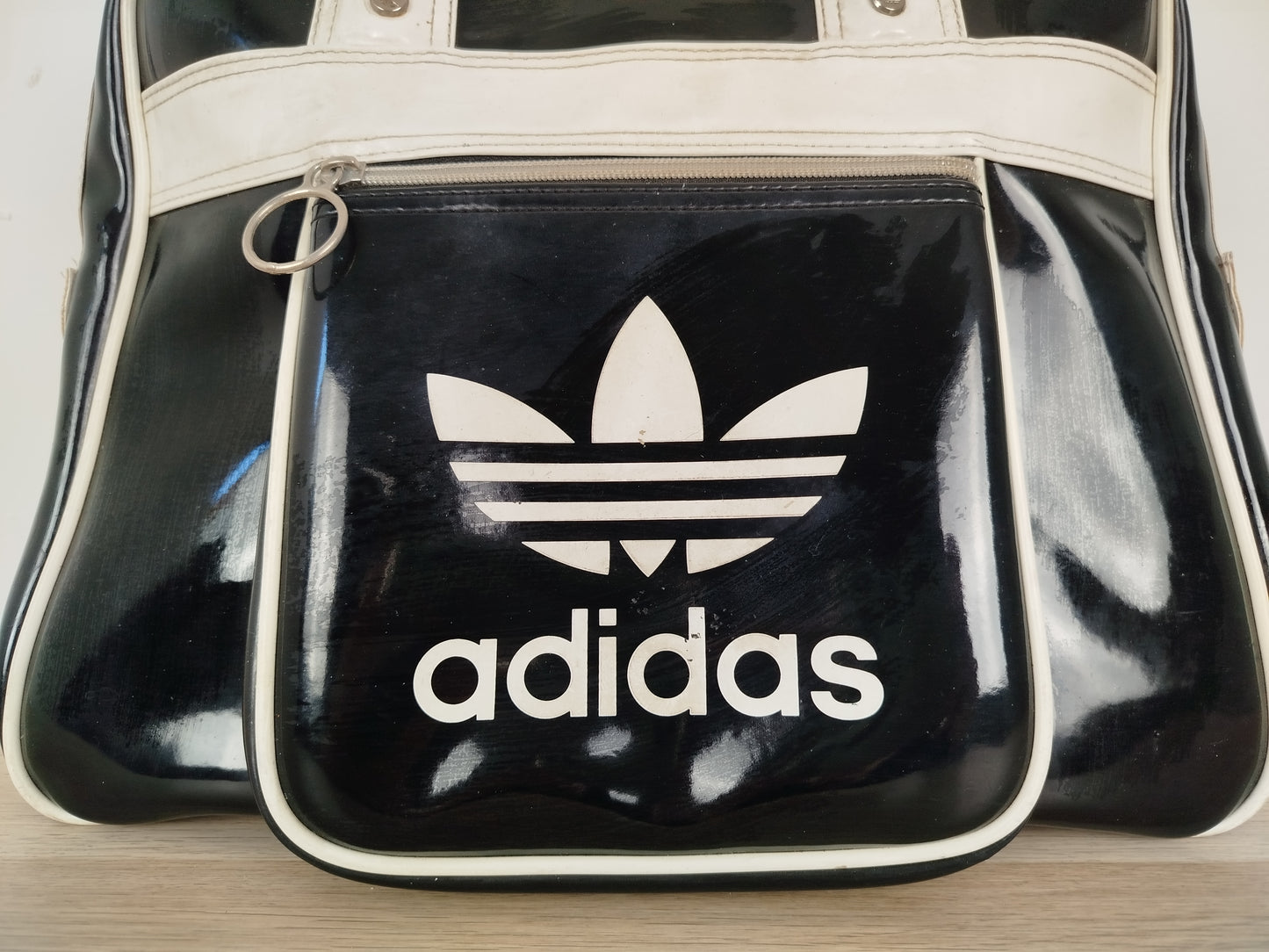 Borsa A Spalla Adidas In Vernice Vintage Anni 90 Nera E Bianca Con Logo Manici
