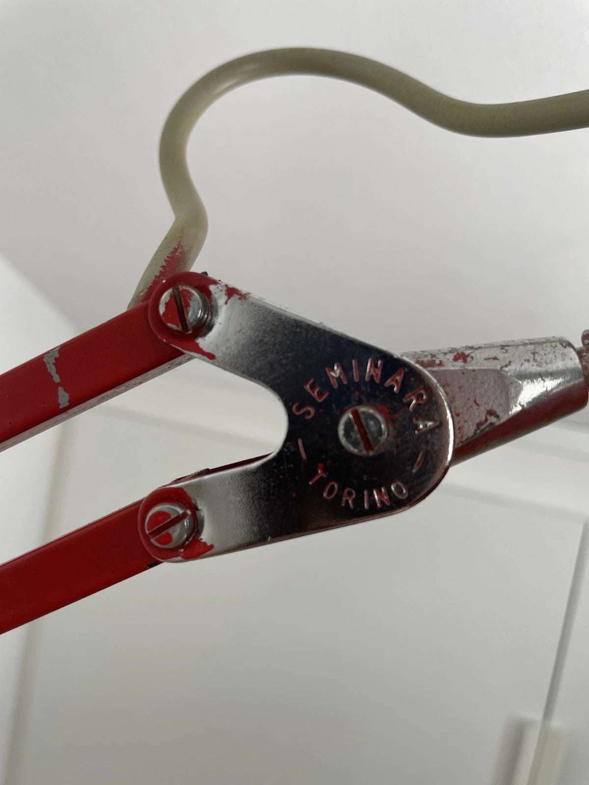 Lampada Snodabile Seminara Industriale Ministeriale Vintage Con Morsetto Rosso