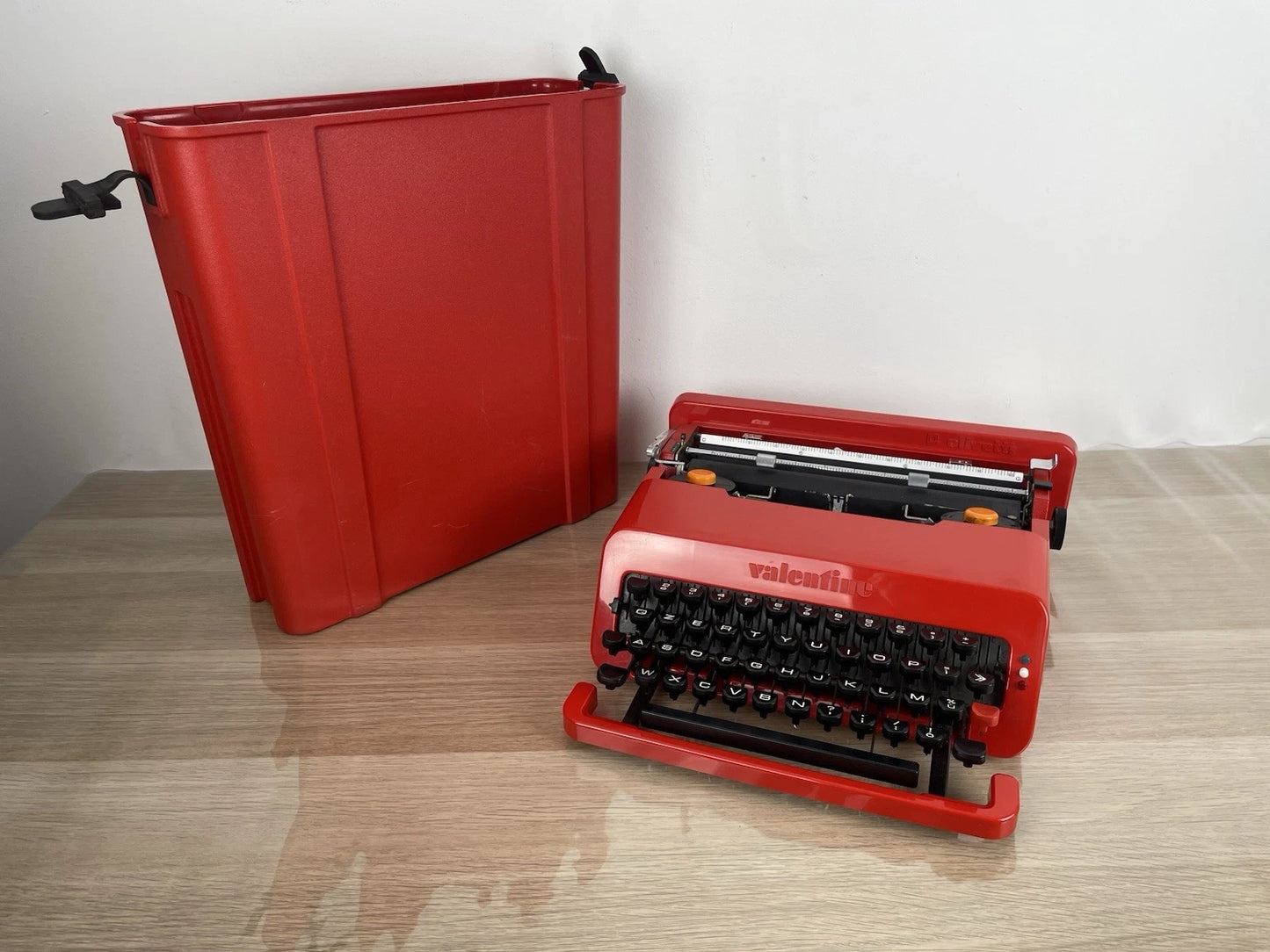 Olivetti Valentine Macchina Per Scrivere Rossa Ettore Sottsass Anni 70 MoMa NYC