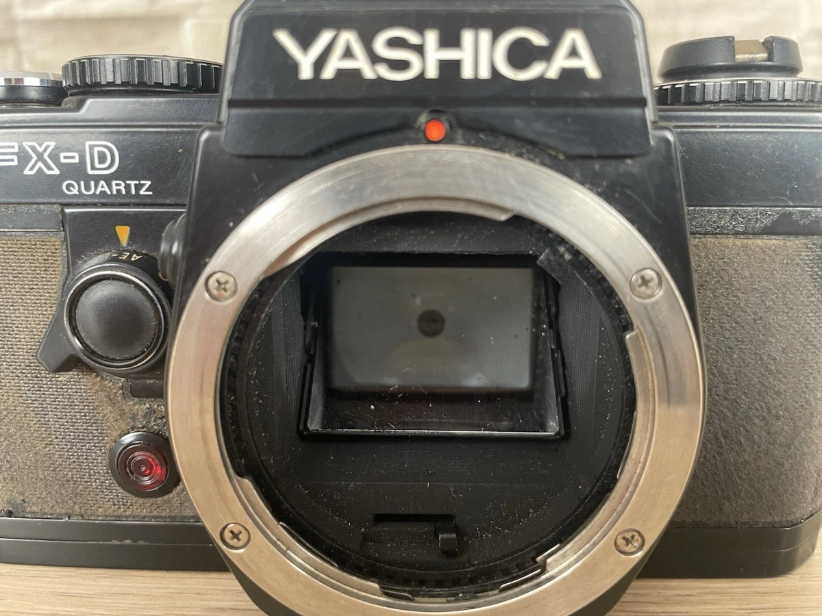 Fotocamera Yashica FX-D Quartz Solo Corpo Macchina Per Pezzi di Ricambio Nera