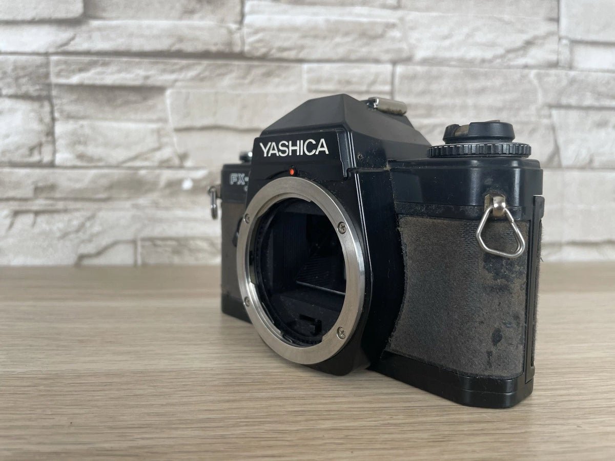 Fotocamera Yashica FX-D Quartz Solo Corpo Macchina Per Pezzi di Ricambio Nera