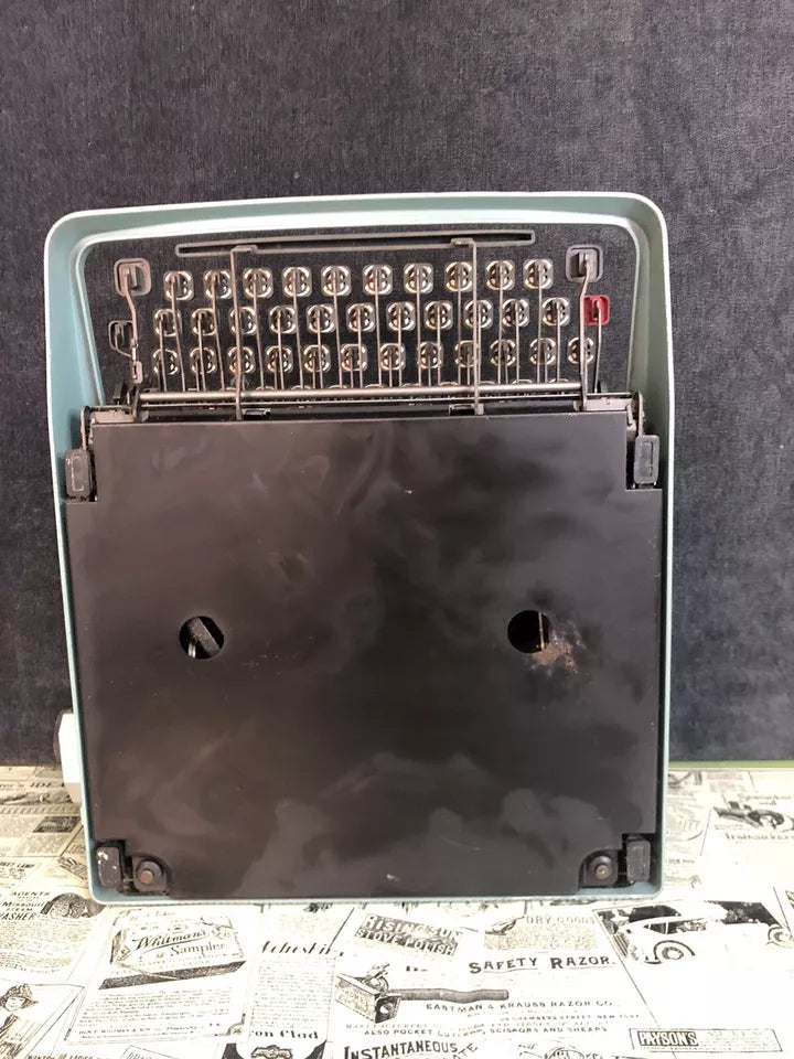 Macchina Da Scrivere Olivetti Lettera 32 Vintage Epoca Con Custodia Funzionante