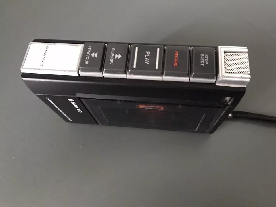 Registratore Portatile Sanyo M-1001 Vintage Epoca Musicassette non funzionante per pezzi di ricambio