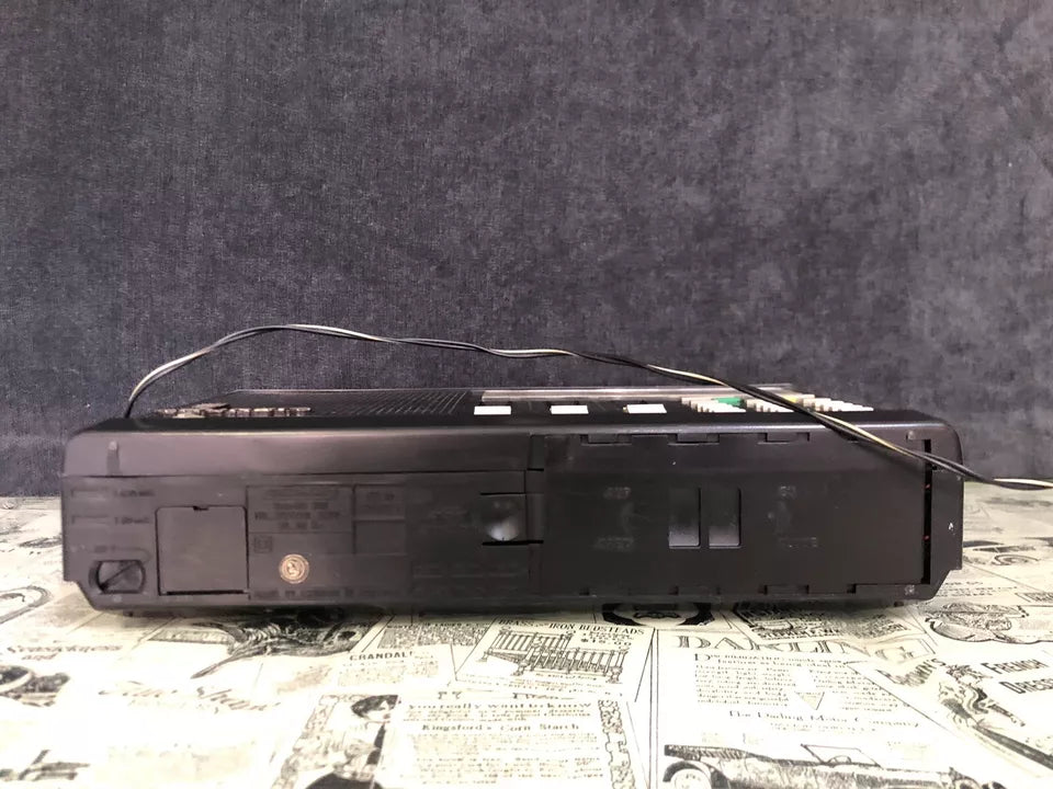 Radio World Grundig Satellit 300 Ricevitore FM MW SW LW Germania Vintage Anni 80