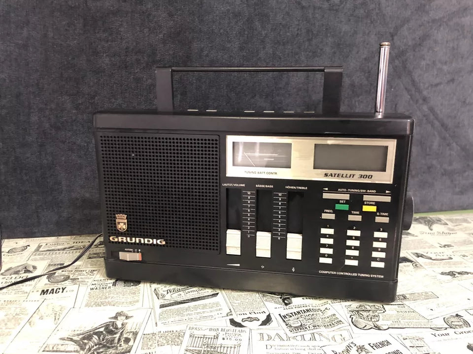 Radio World Grundig Satellit 300 Ricevitore FM MW SW LW Germania Vintage Anni 80