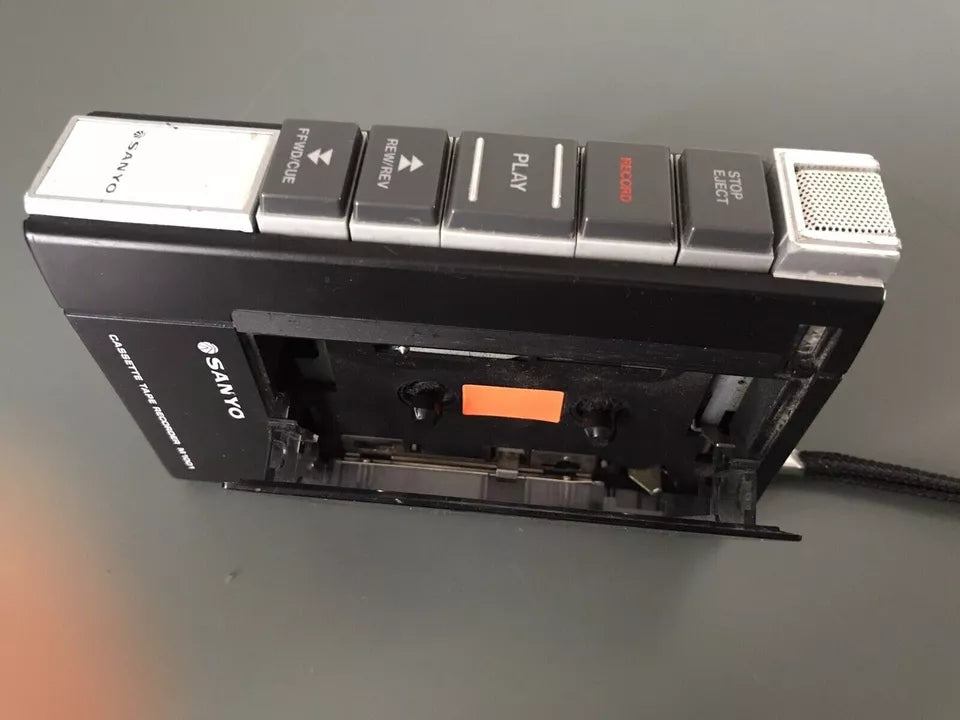 Registratore Portatile Sanyo M-1001 Vintage Epoca Musicassette non funzionante per pezzi di ricambio