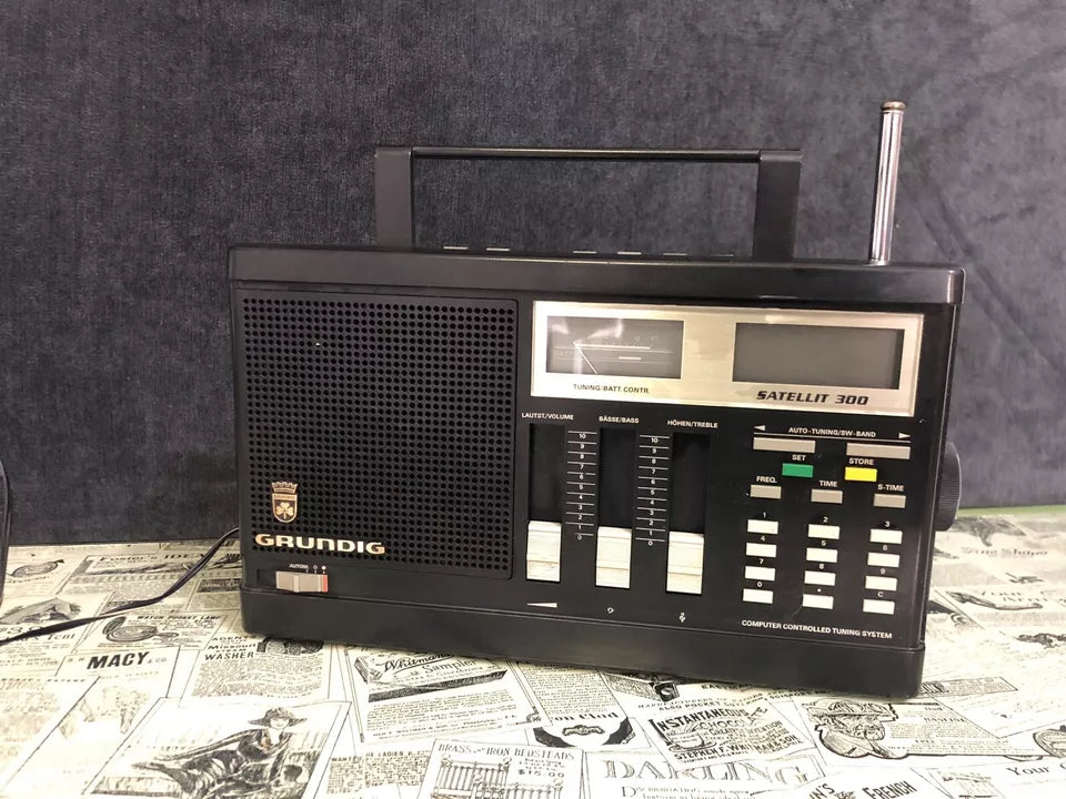 Radio World Grundig Satellit 300 Ricevitore FM MW SW LW Germania Vintage Anni 80
