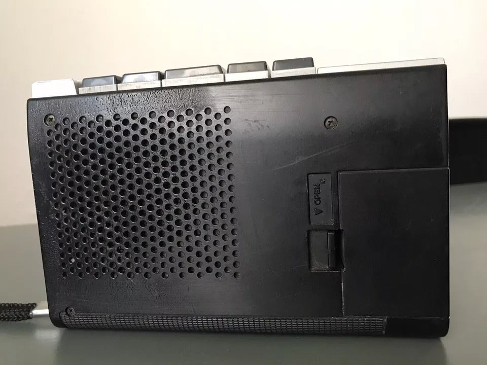 Registratore Portatile Sanyo M-1001 Vintage Epoca Musicassette non funzionante per pezzi di ricambio