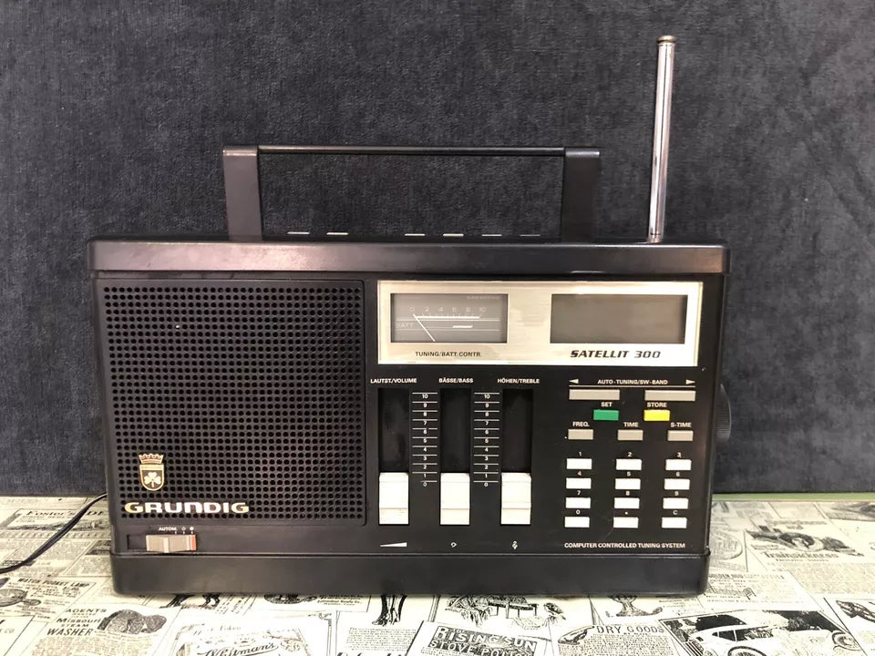 Radio World Grundig Satellit 300 Ricevitore FM MW SW LW Germania Vintage Anni 80