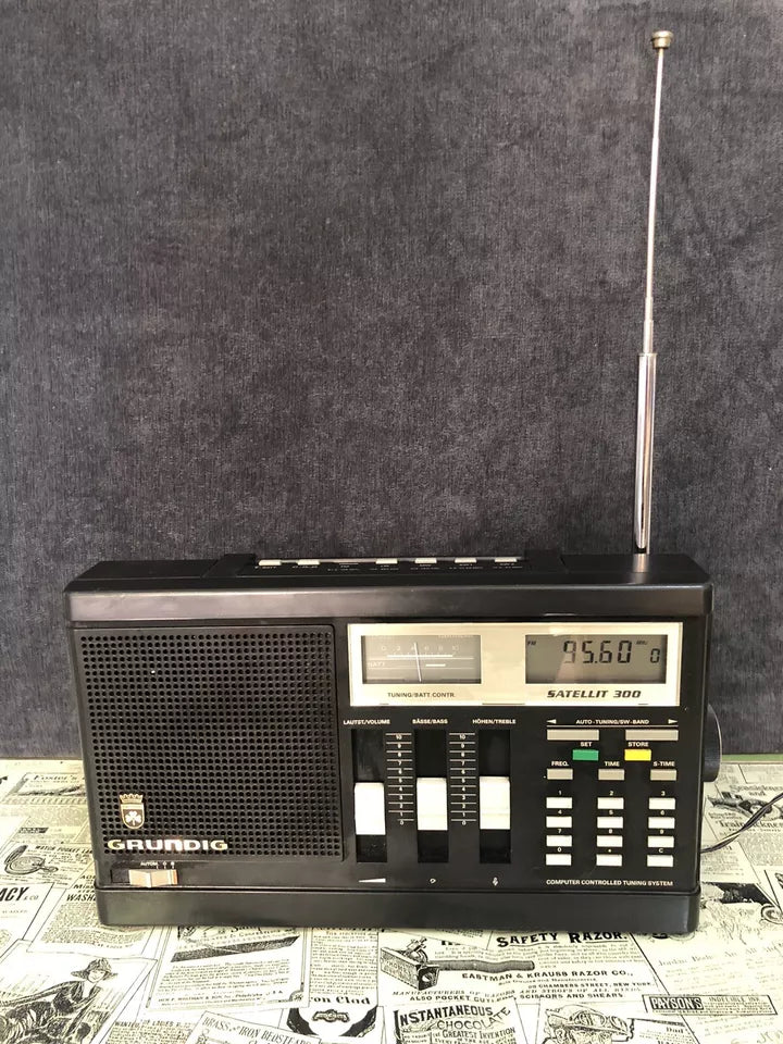 Radio World Grundig Satellit 300 Ricevitore FM MW SW LW Germania Vintage Anni 80