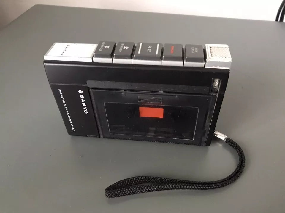 Registratore Portatile Sanyo M-1001 Vintage Epoca Musicassette non funzionante per pezzi di ricambio