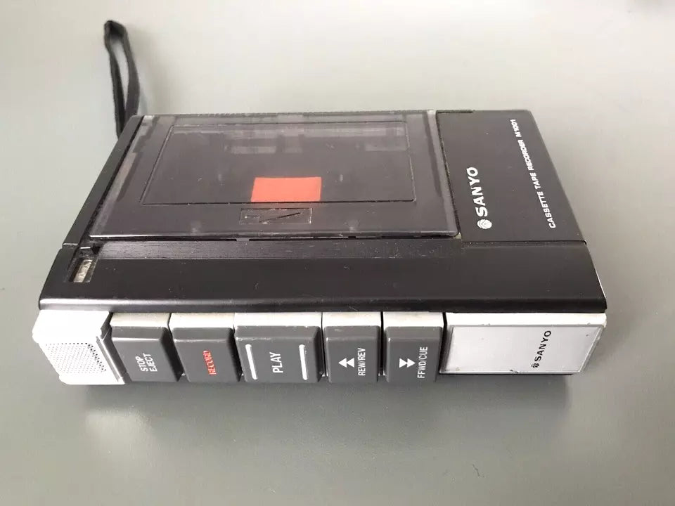 Registratore Portatile Sanyo M-1001 Vintage Epoca Musicassette non funzionante per pezzi di ricambio
