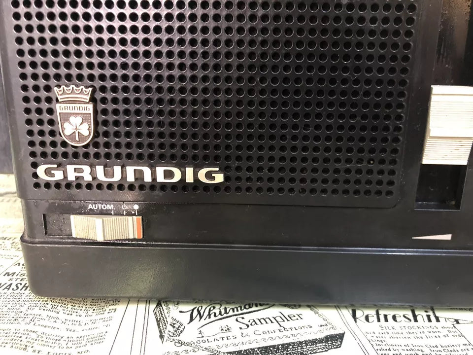 Radio World Grundig Satellit 300 Ricevitore FM MW SW LW Germania Vintage Anni 80