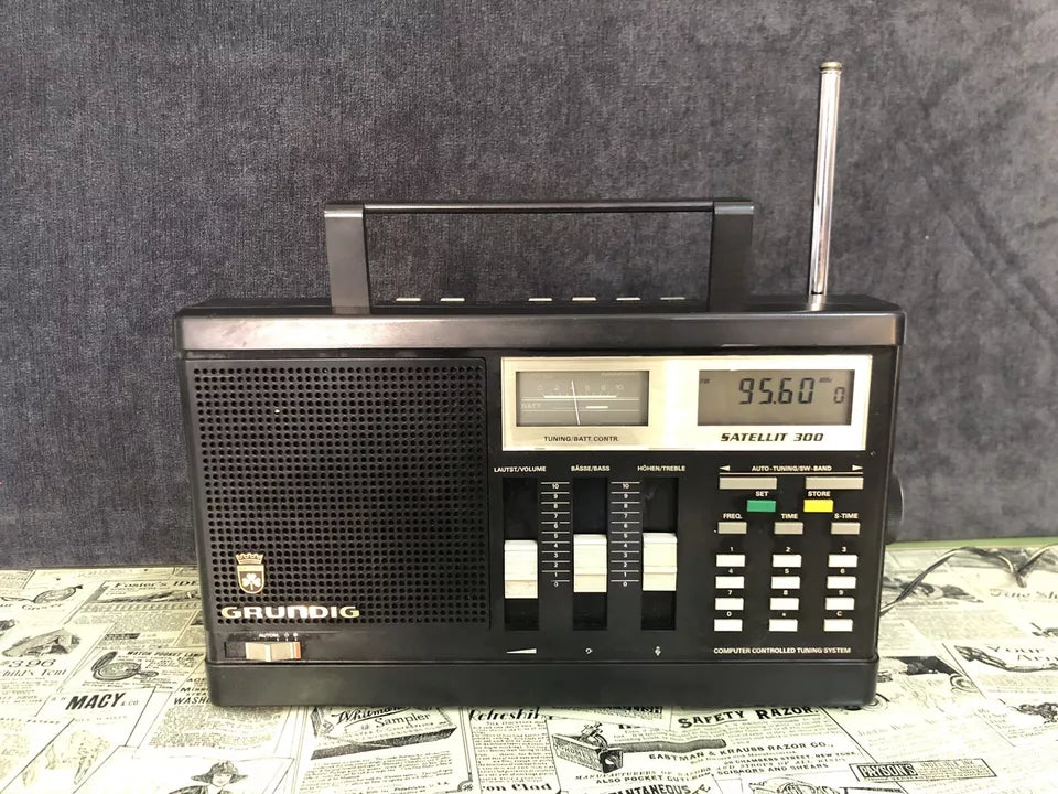 Radio World Grundig Satellit 300 Ricevitore FM MW SW LW Germania Vintage Anni 80