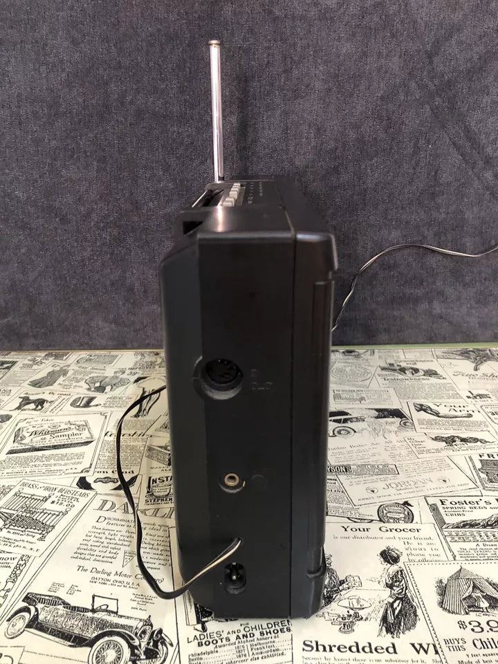 Radio World Grundig Satellit 300 Ricevitore FM MW SW LW Germania Vintage Anni 80