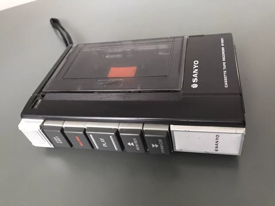 Registratore Portatile Sanyo M-1001 Vintage Epoca Musicassette non funzionante per pezzi di ricambio